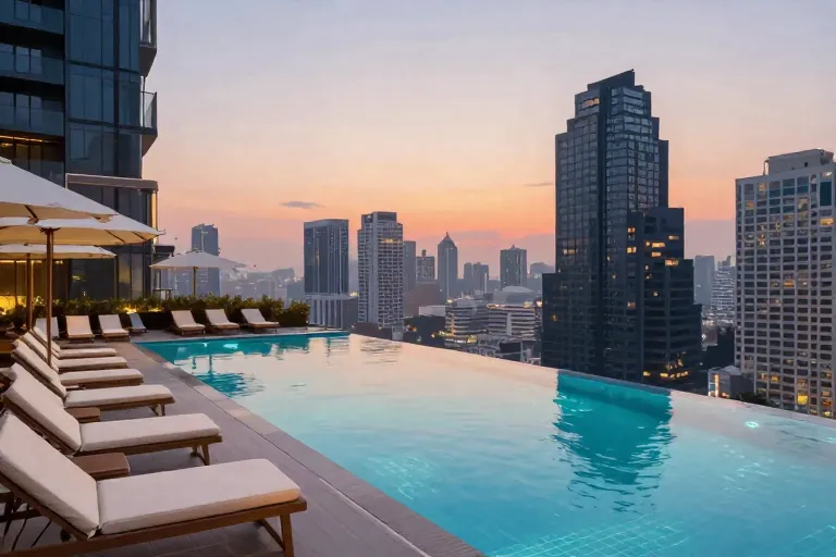 สระน้ำเกลือและลู่วิ่งภายในโครงการ