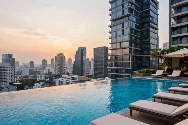 สระว่ายน้ำและส่วนกลางของโครงการ